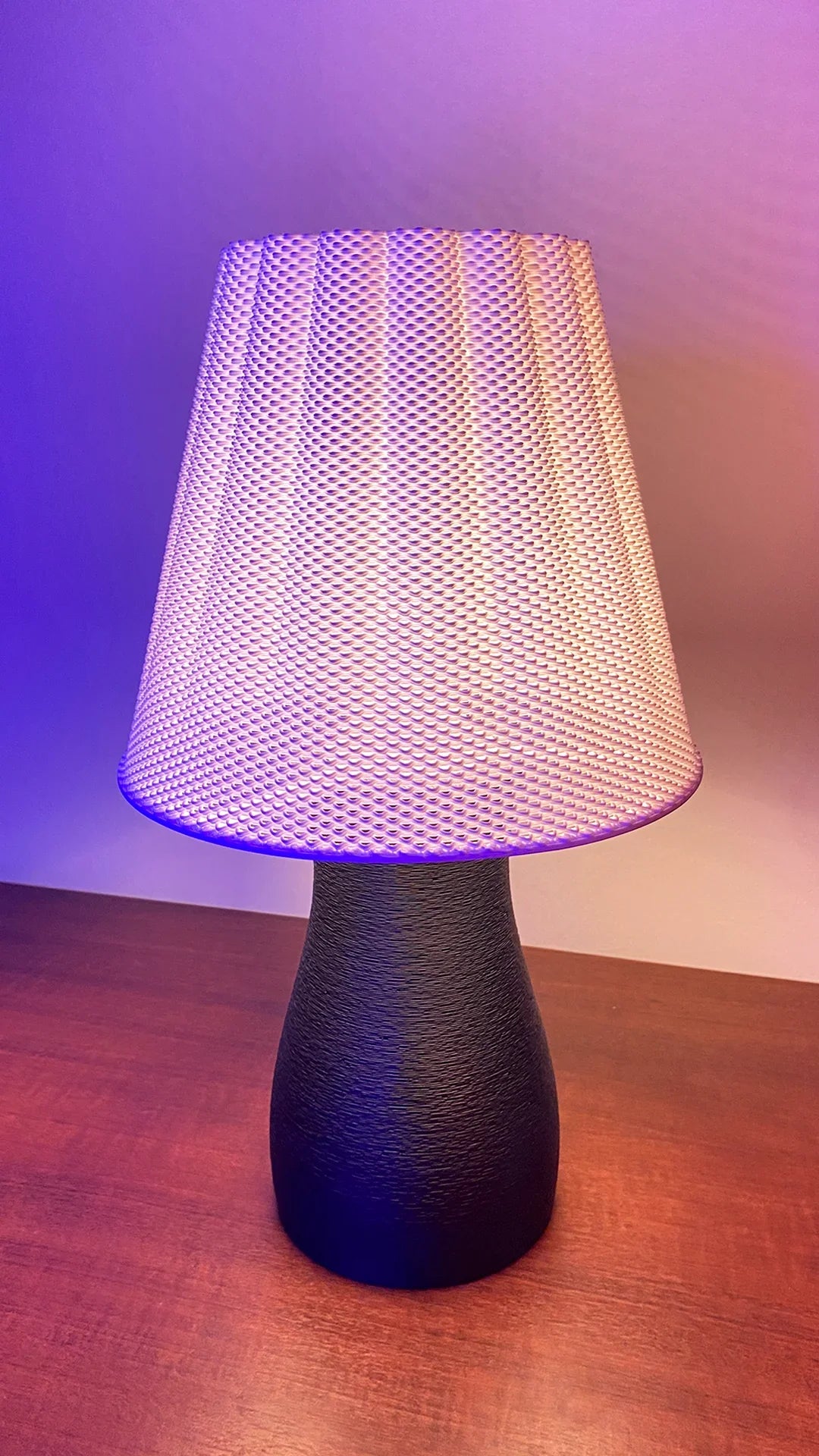 Lampe 3D Void Lumina allumée, design moderne et lumière douce, imprimée par The Void Forge | Void Lumina 3D printed lamp glowing softly, modern design crafted by The Void Forge